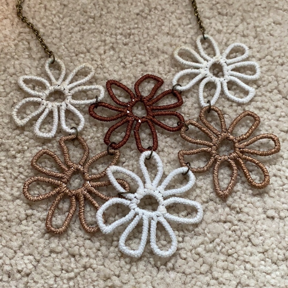 Flower necklace - Picture 2 of 3